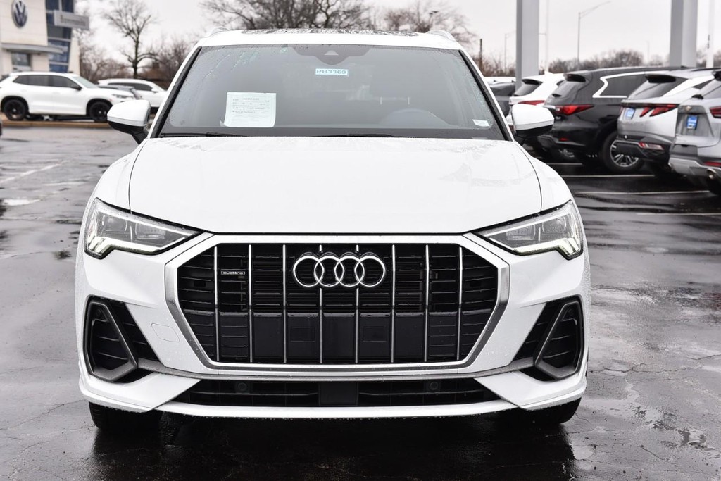 Audi Q3 Vehicle Full-screen Gallery Image 04