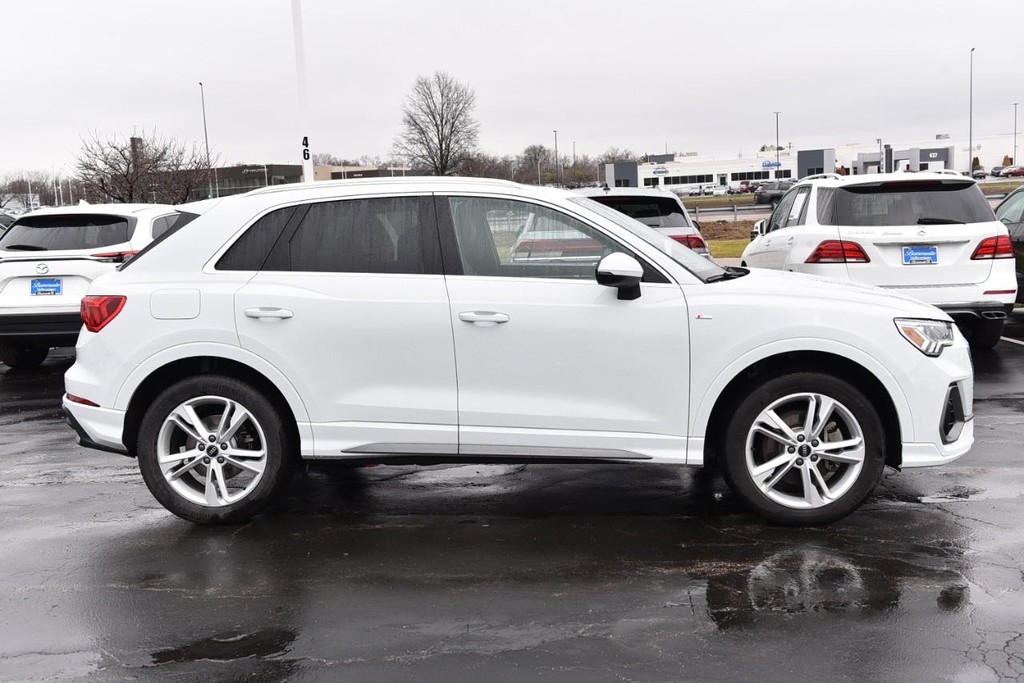 Audi Q3 Vehicle Full-screen Gallery Image 05