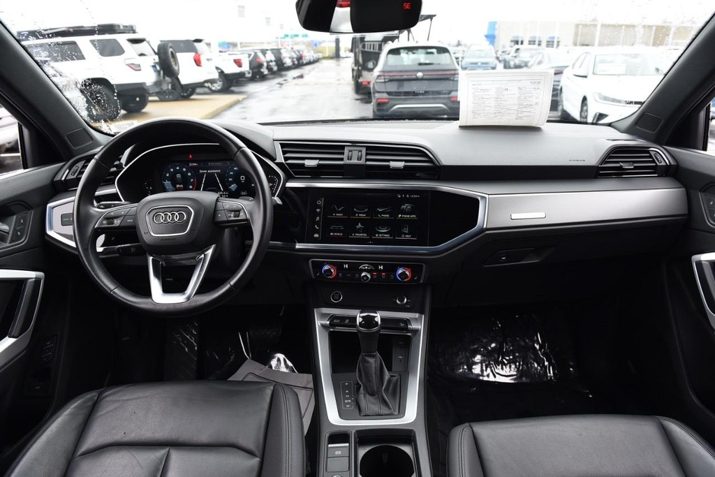 Audi Q3 Vehicle Full-screen Gallery Image 07
