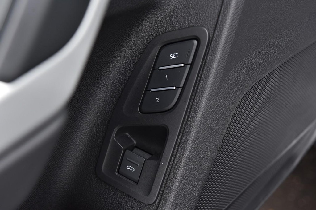 Audi Q3 Vehicle Full-screen Gallery Image 09