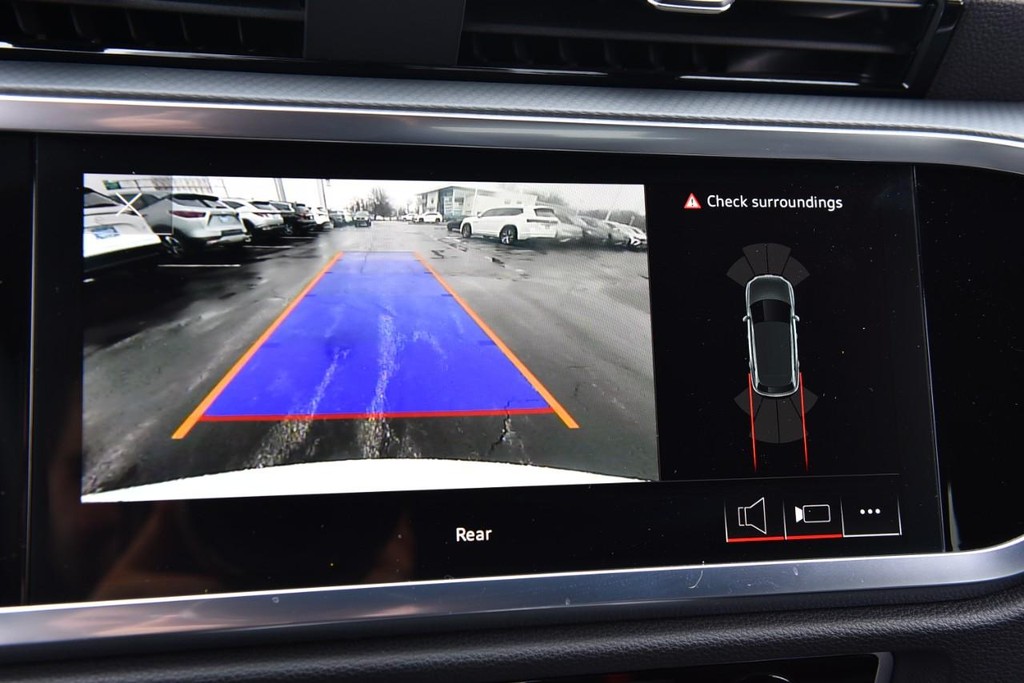 Audi Q3 Vehicle Full-screen Gallery Image 13