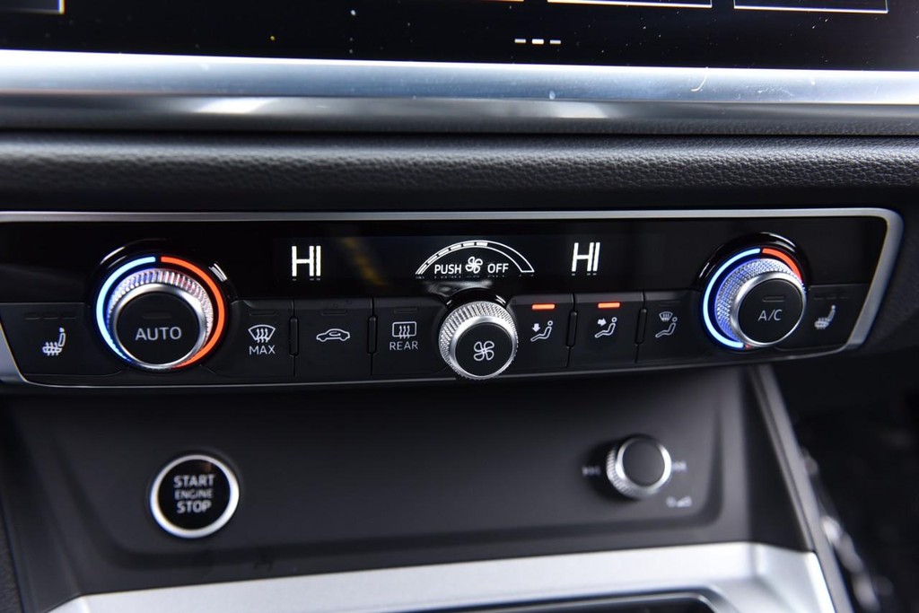 Audi Q3 Vehicle Full-screen Gallery Image 15