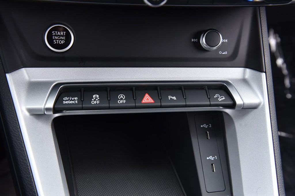 Audi Q3 Vehicle Full-screen Gallery Image 16