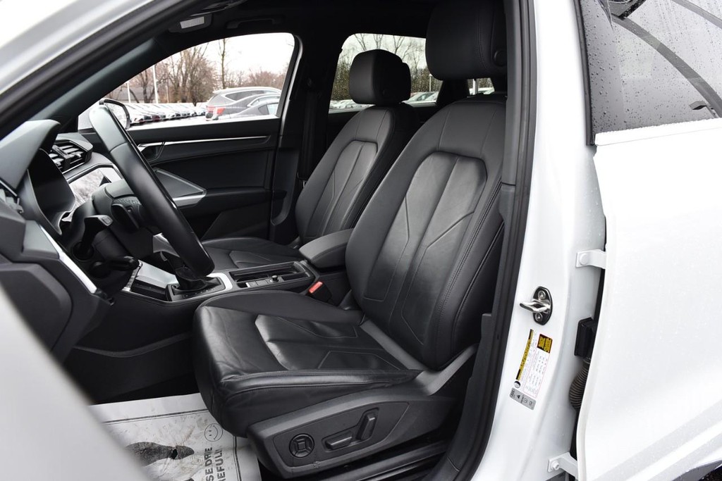 Audi Q3 Vehicle Full-screen Gallery Image 18