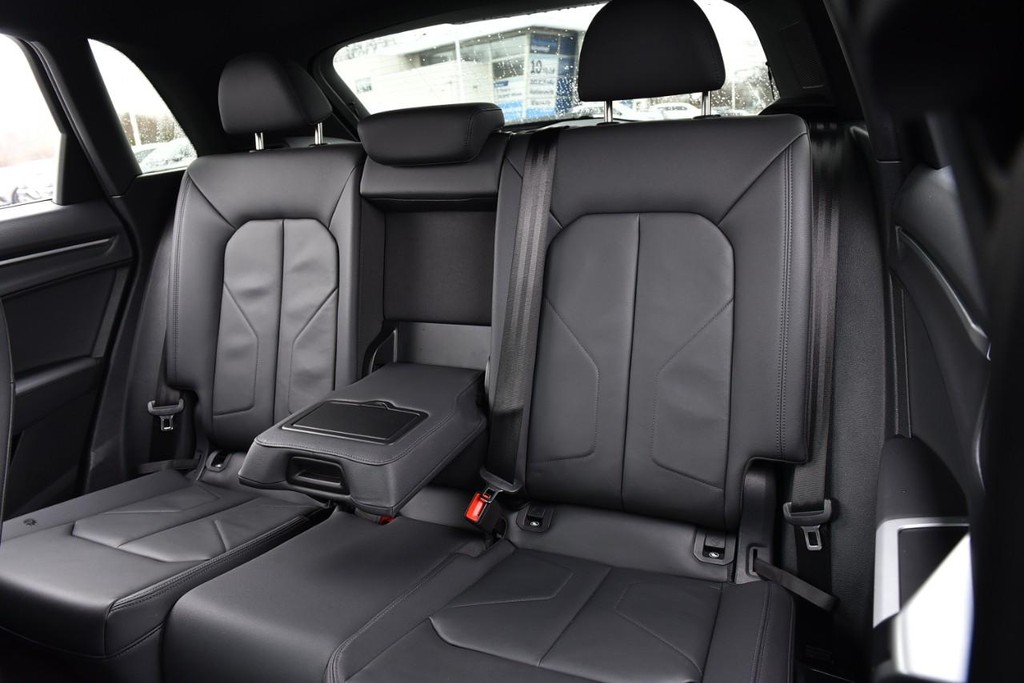 Audi Q3 Vehicle Full-screen Gallery Image 21