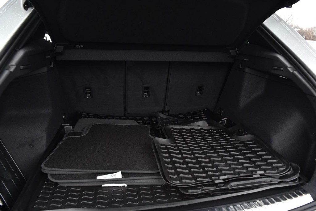 Audi Q3 Vehicle Full-screen Gallery Image 24