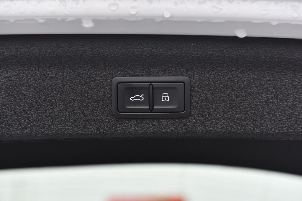 Audi Q3 Vehicle Full-screen Gallery Image 25