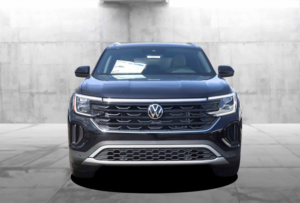 Volkswagen Atlas Cross Sport Vehicle Full-screen Gallery Image 4