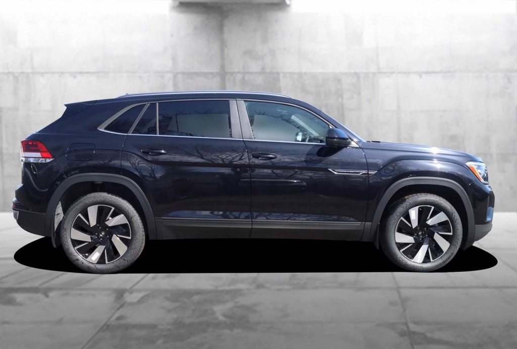 Volkswagen Atlas Cross Sport Vehicle Full-screen Gallery Image 5