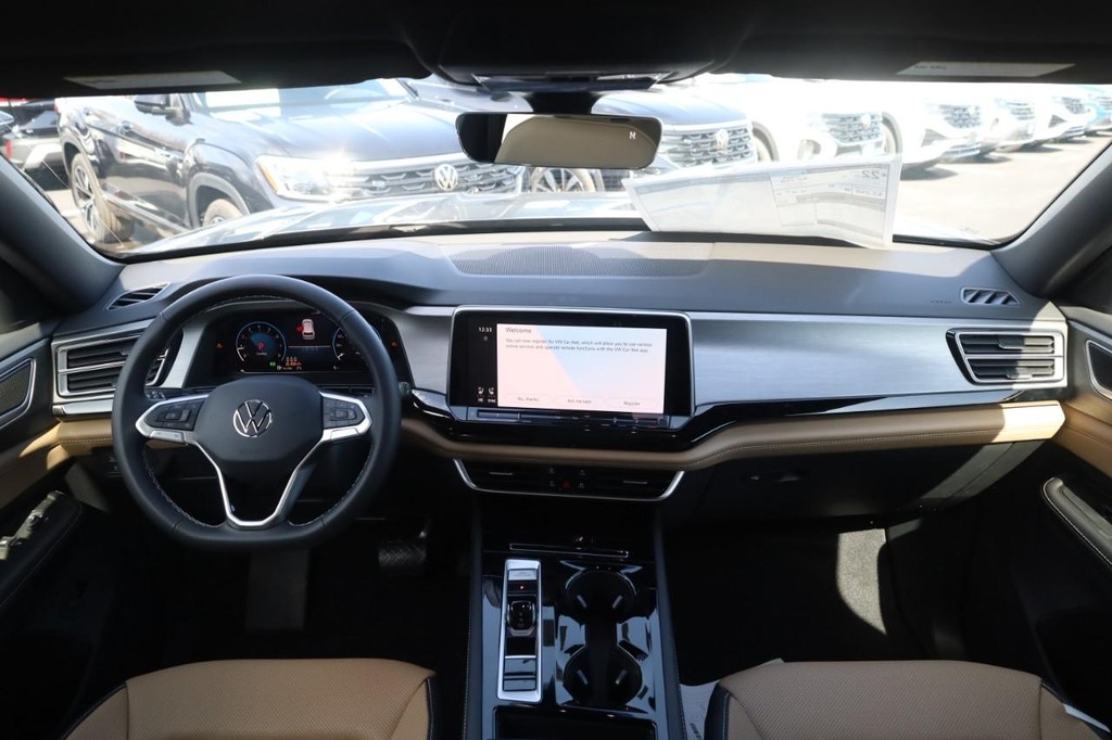 Volkswagen Atlas Cross Sport Vehicle Full-screen Gallery Image 7