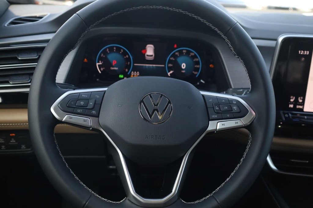 Volkswagen Atlas Cross Sport Vehicle Full-screen Gallery Image 8