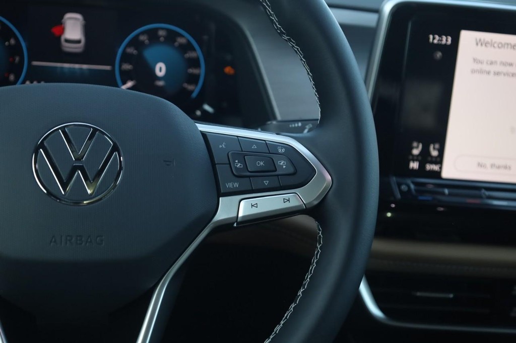 Volkswagen Atlas Cross Sport Vehicle Full-screen Gallery Image 9