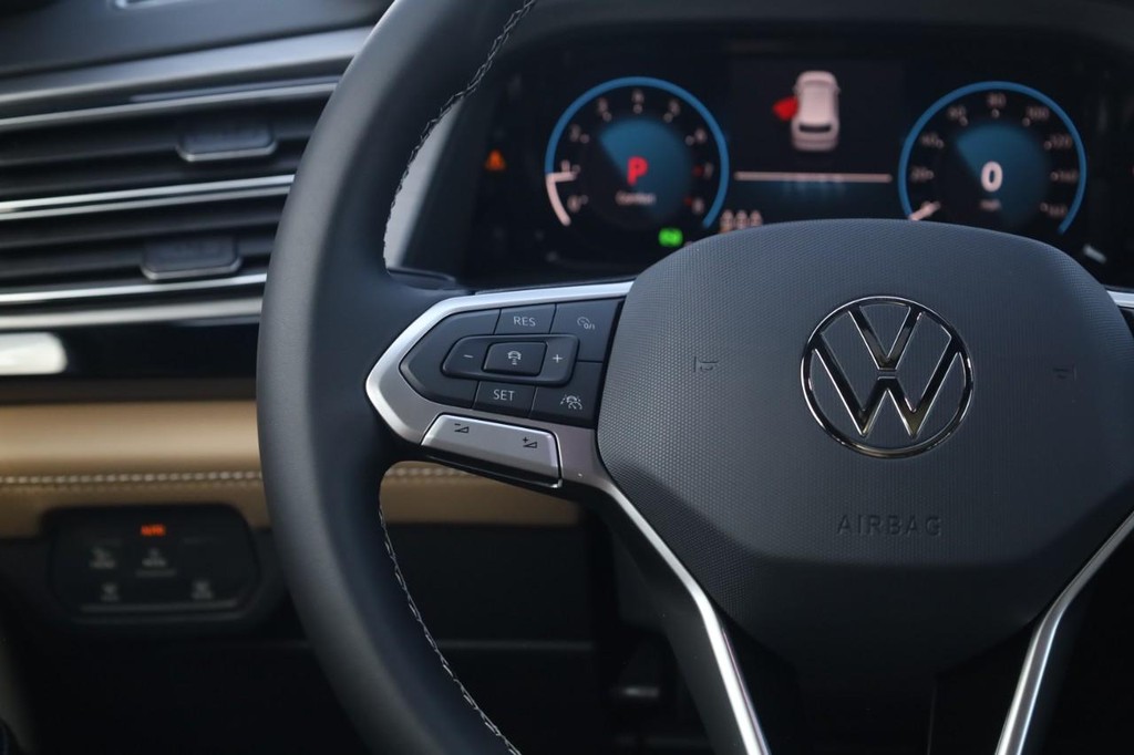 Volkswagen Atlas Cross Sport Vehicle Full-screen Gallery Image 10