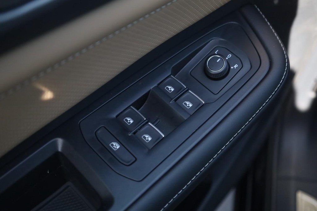 Volkswagen Atlas Cross Sport Vehicle Full-screen Gallery Image 11