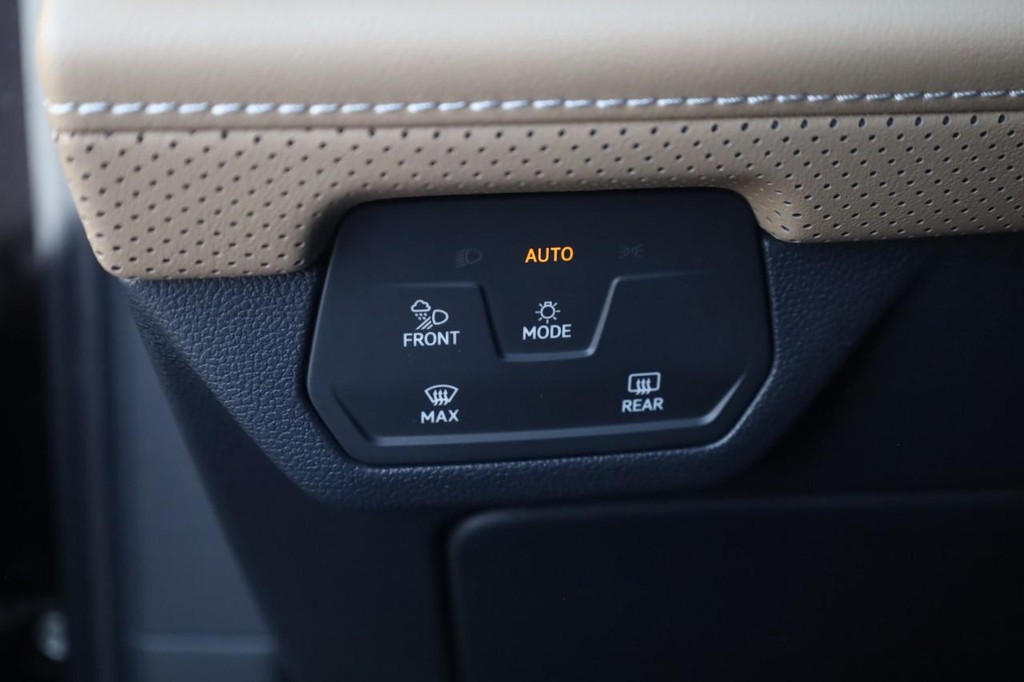 Volkswagen Atlas Cross Sport Vehicle Full-screen Gallery Image 12