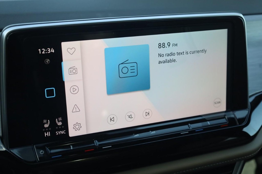 Volkswagen Atlas Cross Sport Vehicle Full-screen Gallery Image 14