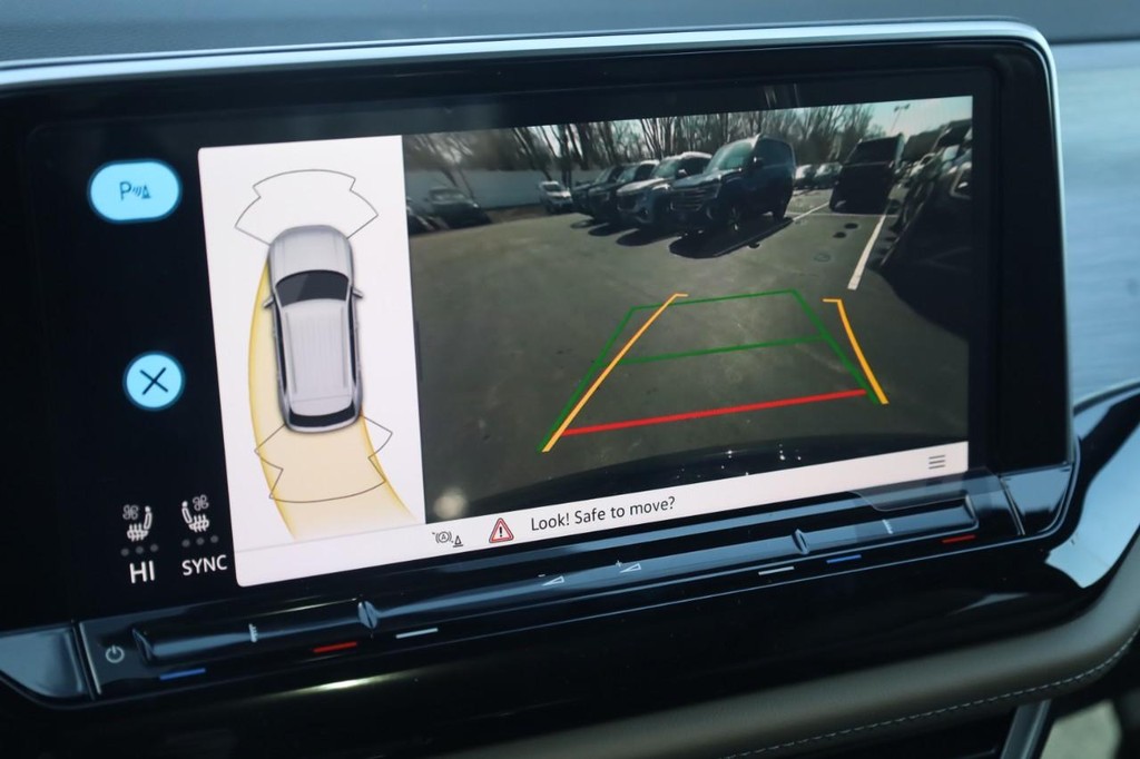 Volkswagen Atlas Cross Sport Vehicle Full-screen Gallery Image 15