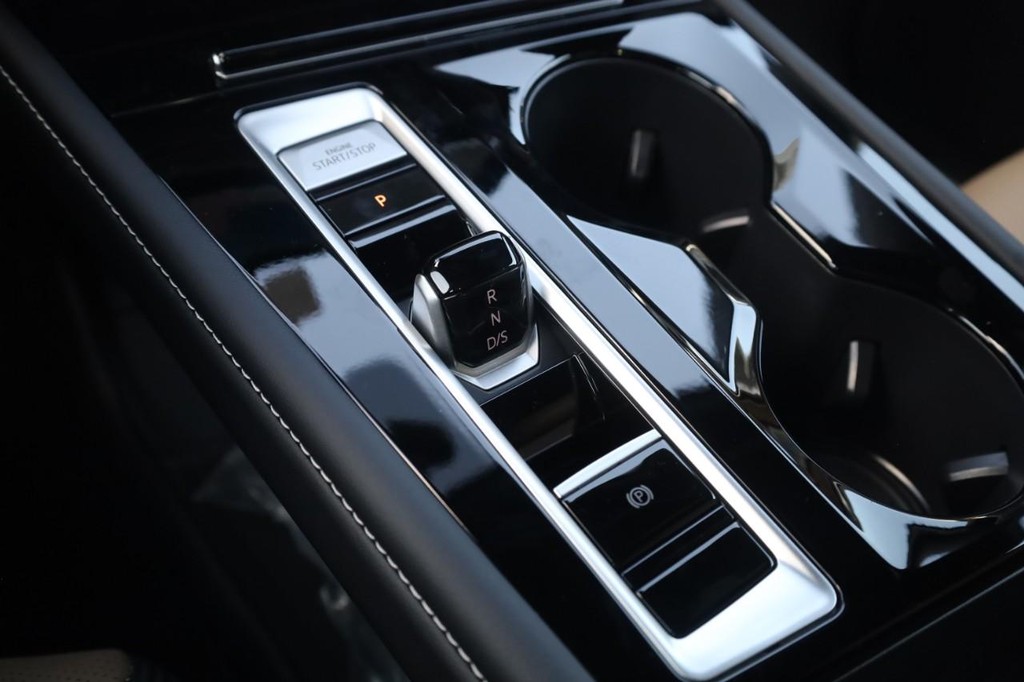 Volkswagen Atlas Cross Sport Vehicle Full-screen Gallery Image 17