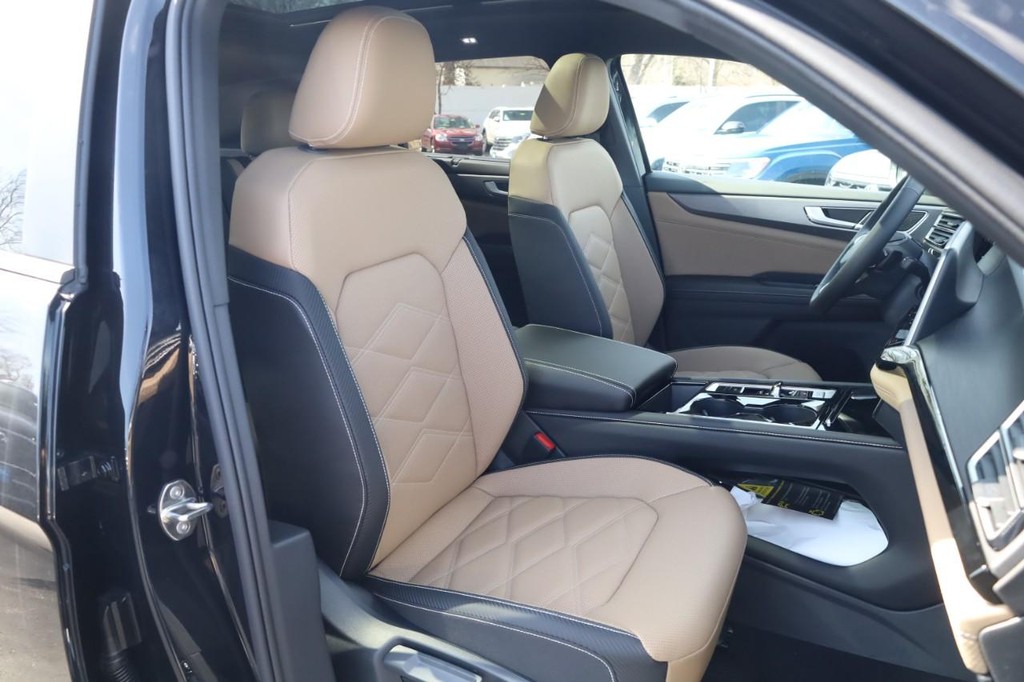 Volkswagen Atlas Cross Sport Vehicle Full-screen Gallery Image 19