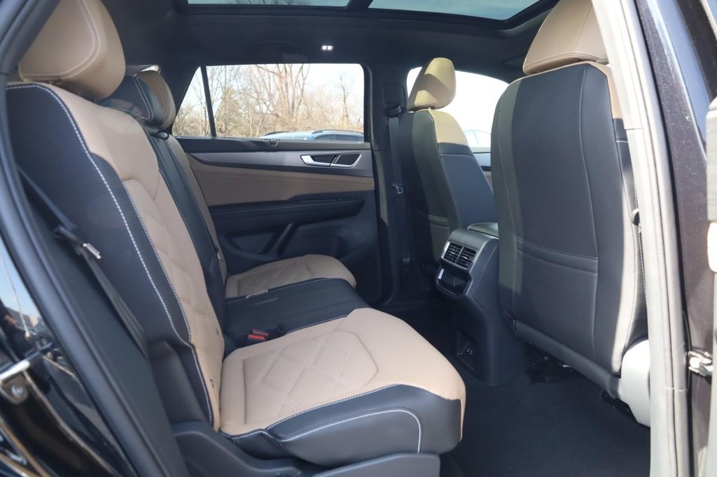 Volkswagen Atlas Cross Sport Vehicle Full-screen Gallery Image 20