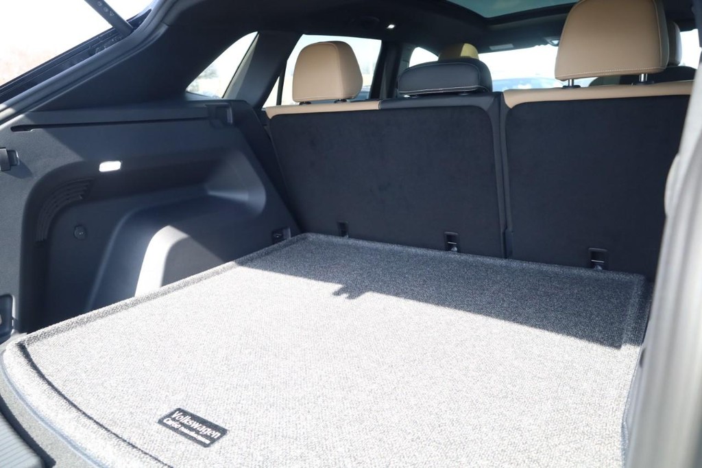 Volkswagen Atlas Cross Sport Vehicle Full-screen Gallery Image 22