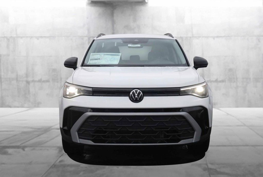 Volkswagen Taos Vehicle Full-screen Gallery Image 4