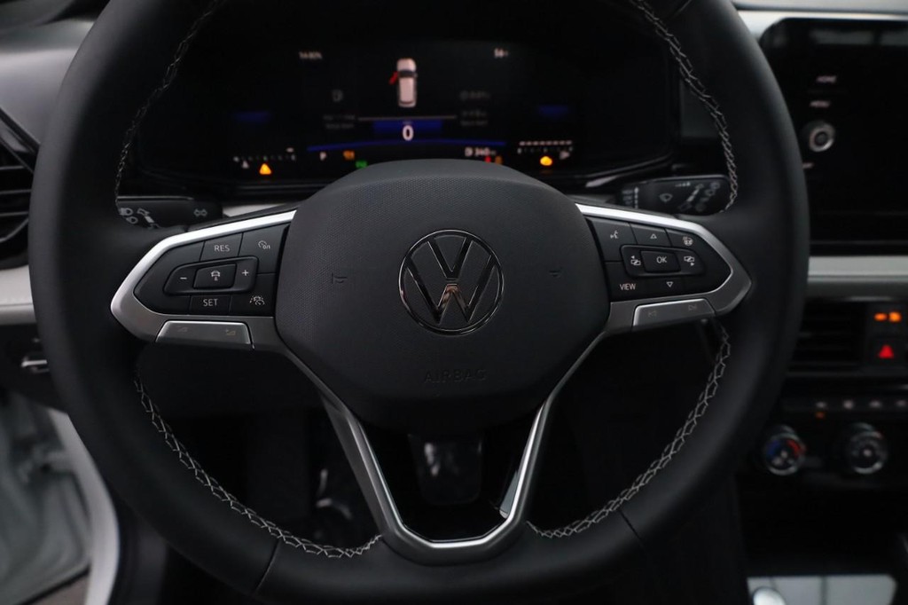 Volkswagen Taos Vehicle Full-screen Gallery Image 8