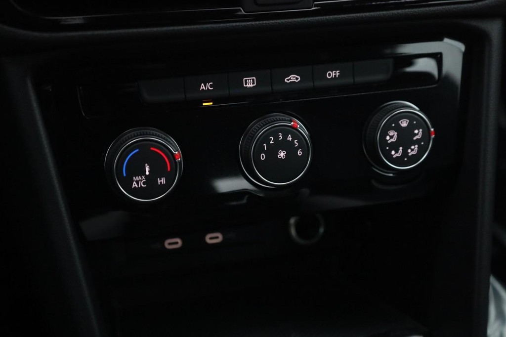 Volkswagen Taos Vehicle Full-screen Gallery Image 14