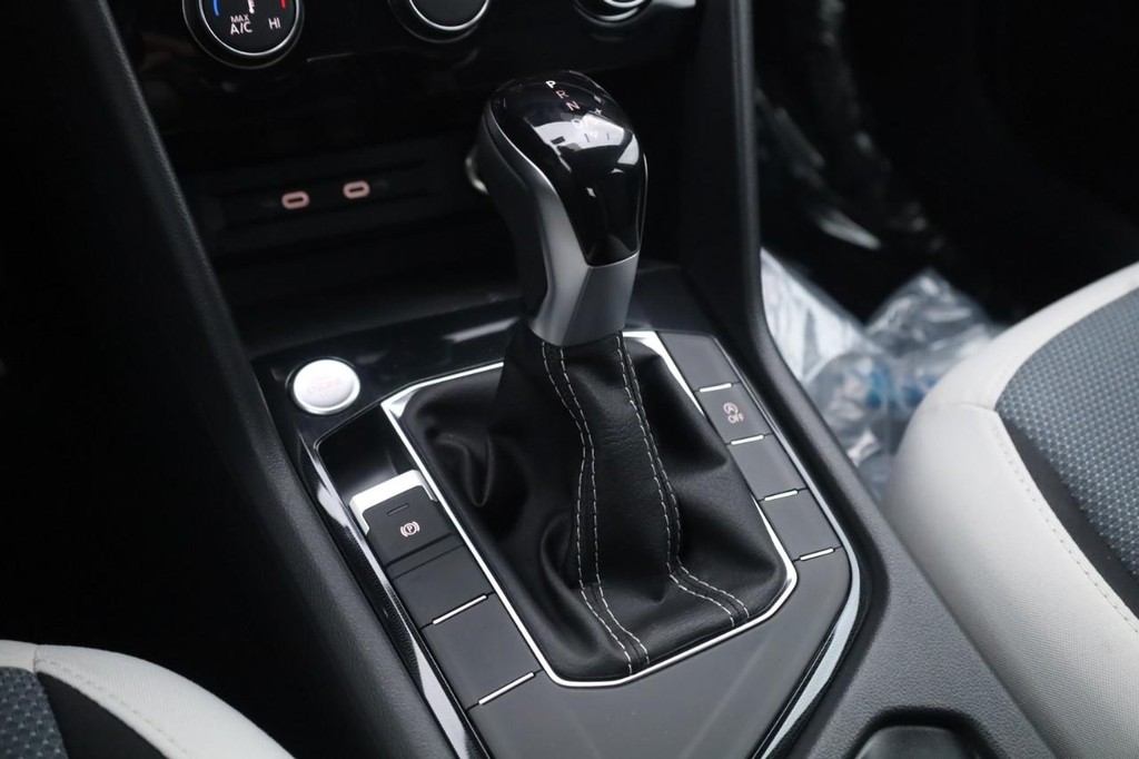 Volkswagen Taos Vehicle Full-screen Gallery Image 16