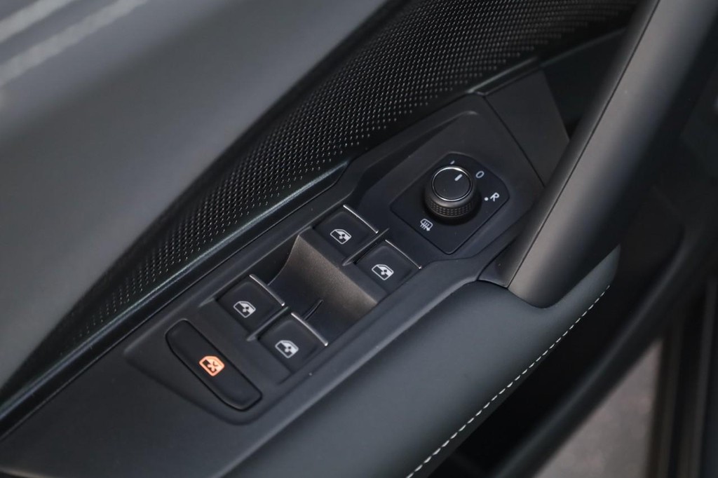 Volkswagen Tiguan Vehicle Full-screen Gallery Image 11