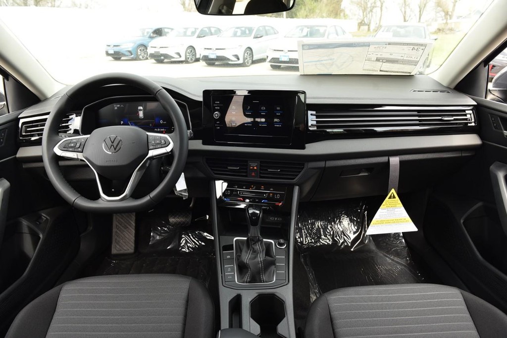 Volkswagen Jetta Vehicle Full-screen Gallery Image 7