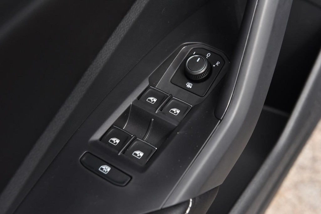 Volkswagen Jetta Vehicle Full-screen Gallery Image 8