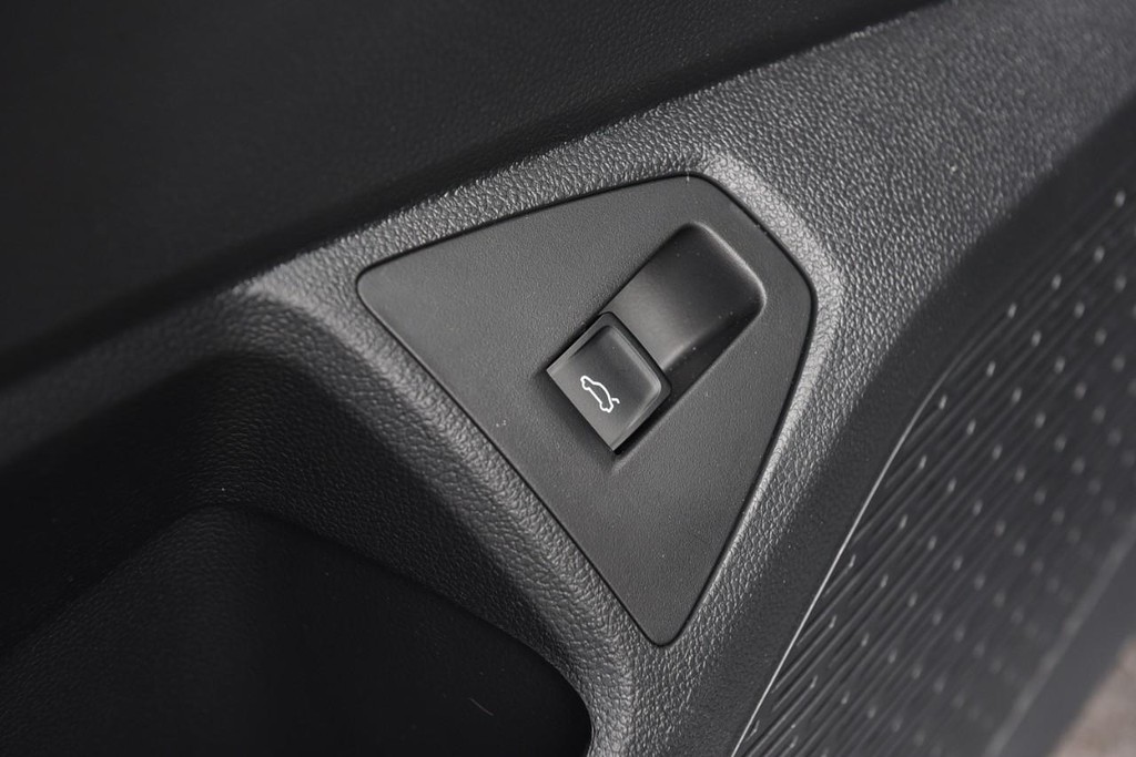 Volkswagen Jetta Vehicle Full-screen Gallery Image 9