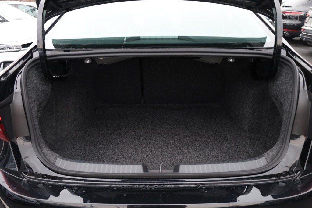 Volkswagen Jetta Vehicle Full-screen Gallery Image 7