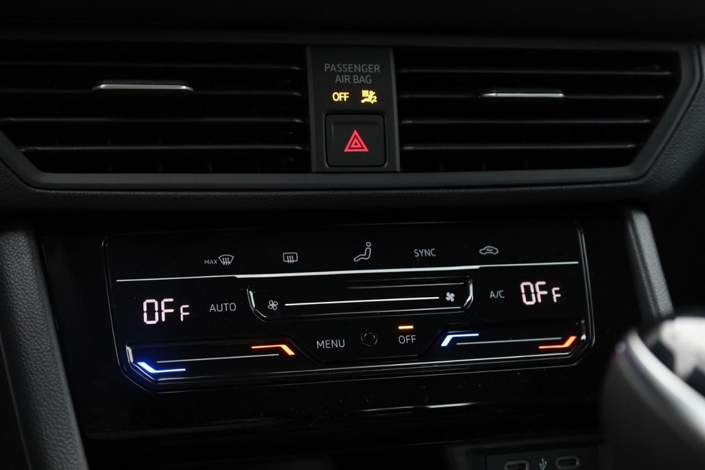 Volkswagen Jetta Vehicle Full-screen Gallery Image 12