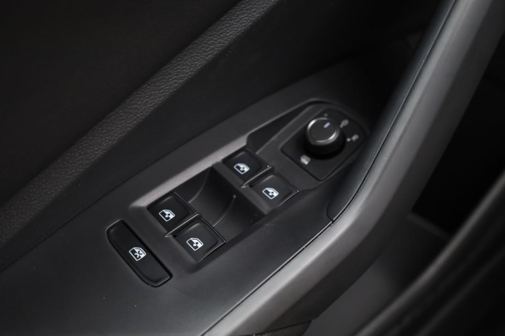 Volkswagen Jetta Vehicle Full-screen Gallery Image 16