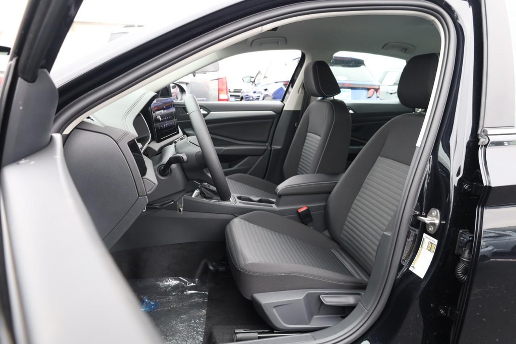 Volkswagen Jetta Vehicle Full-screen Gallery Image 18