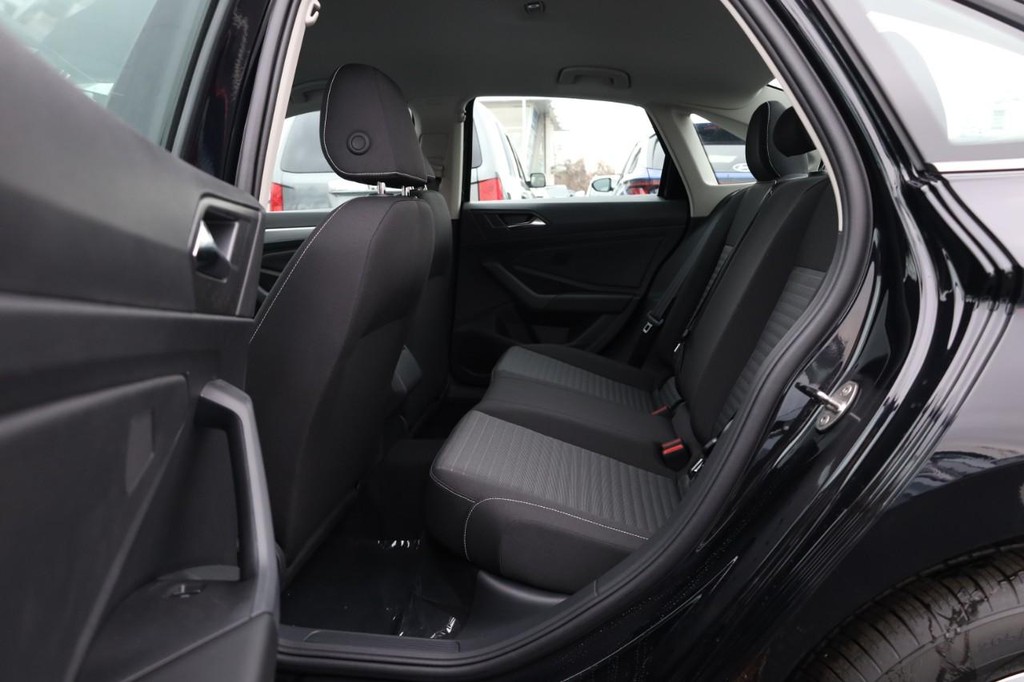 Volkswagen Jetta Vehicle Full-screen Gallery Image 19