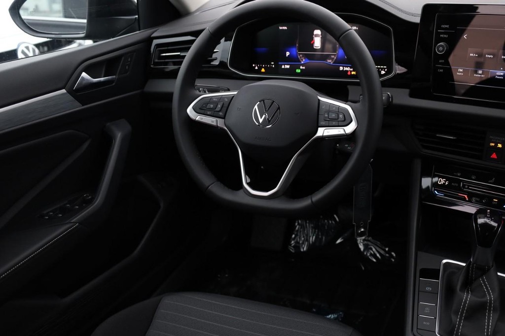 Volkswagen Jetta Vehicle Full-screen Gallery Image 21