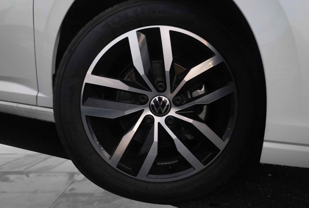 Volkswagen Jetta Vehicle Full-screen Gallery Image 3