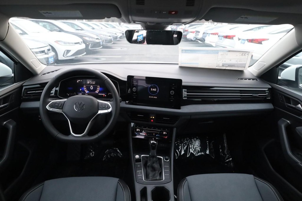 Volkswagen Jetta Vehicle Full-screen Gallery Image 7