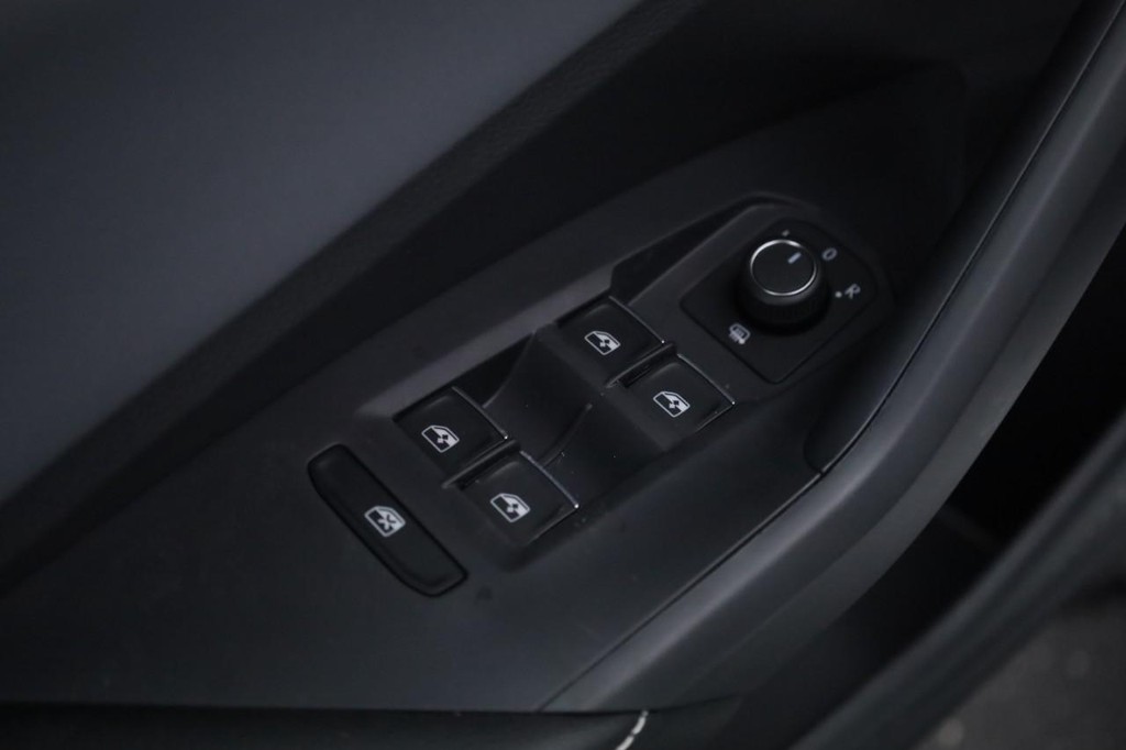 Volkswagen Jetta Vehicle Full-screen Gallery Image 9