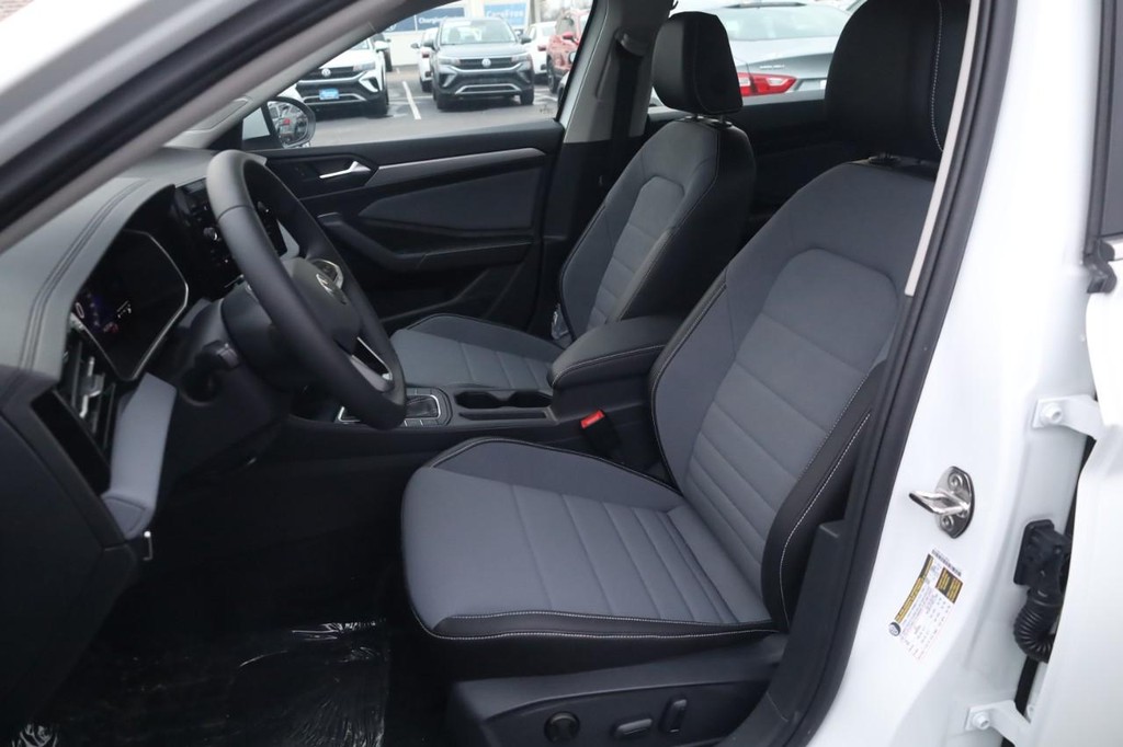 Volkswagen Jetta Vehicle Full-screen Gallery Image 16