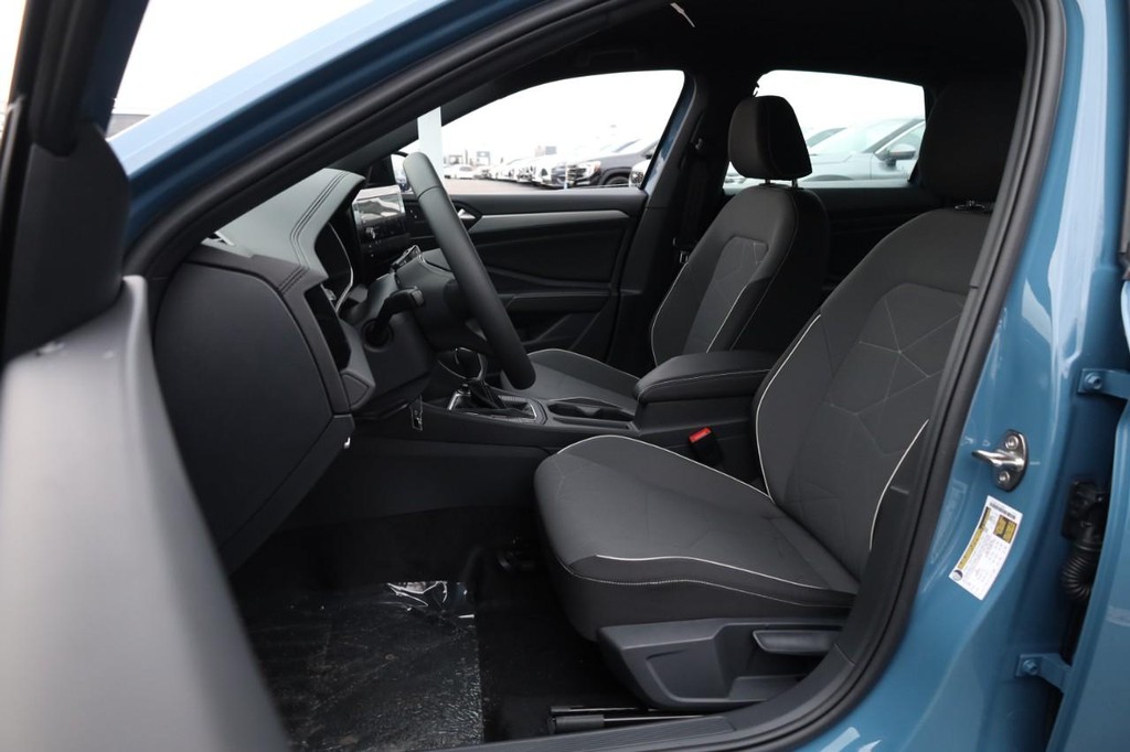 Volkswagen Jetta Vehicle Full-screen Gallery Image 8