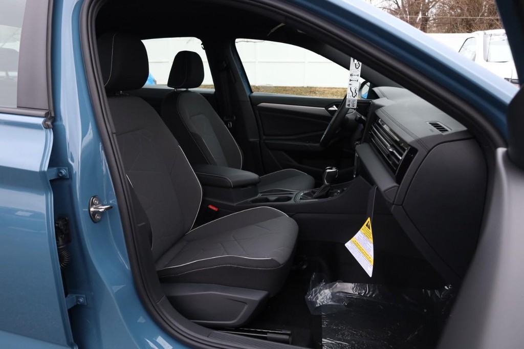 Volkswagen Jetta Vehicle Full-screen Gallery Image 23