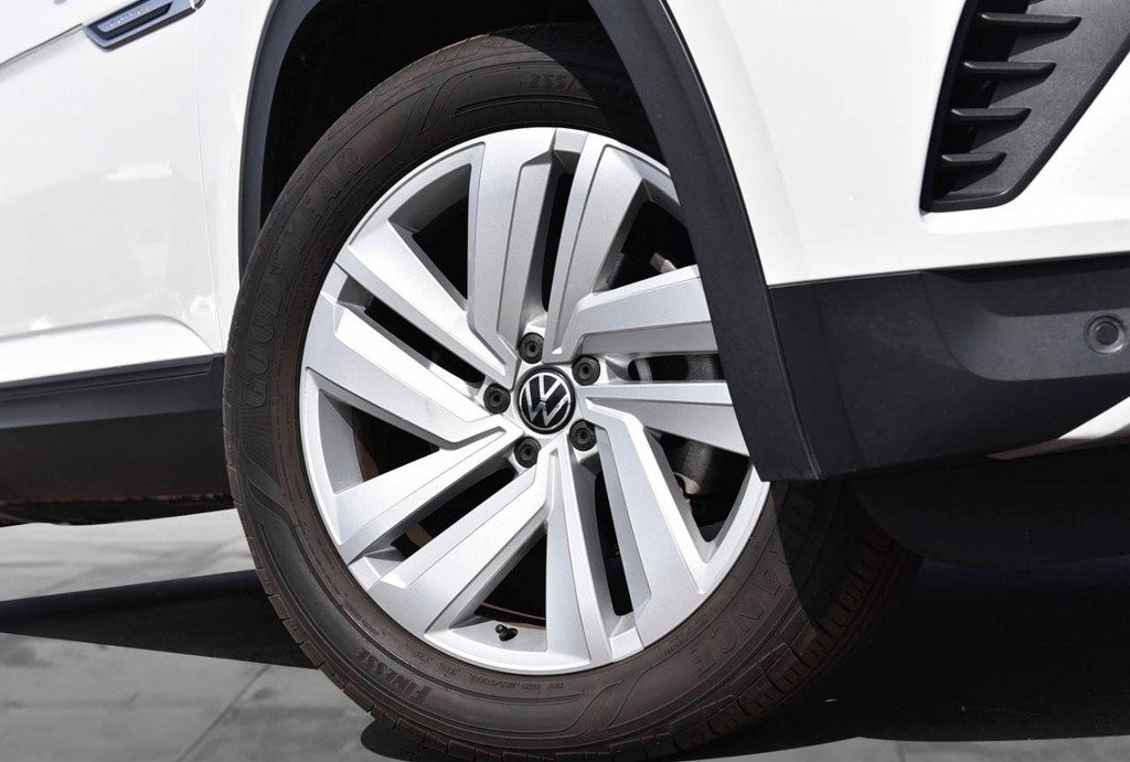 Volkswagen Atlas Cross Sport Vehicle Full-screen Gallery Image 3