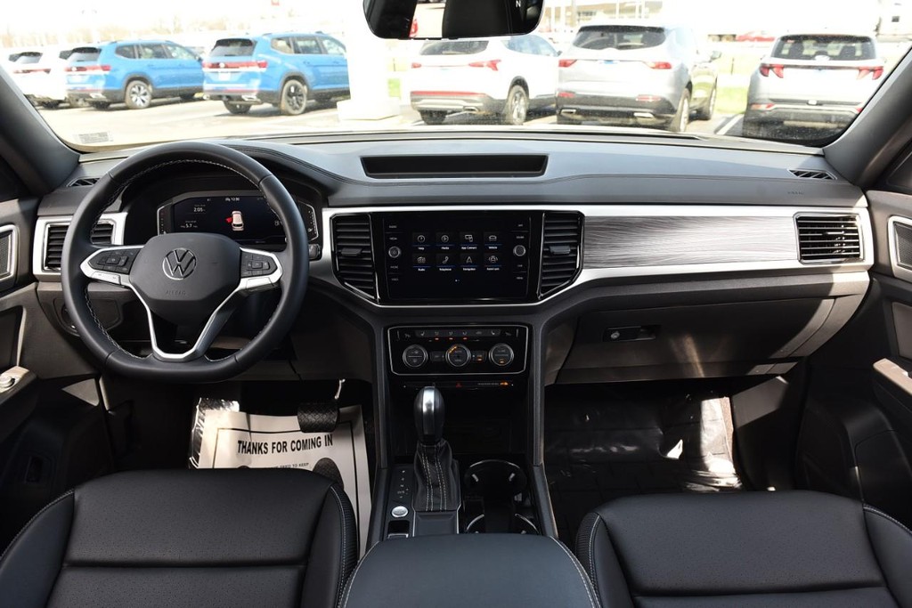 Volkswagen Atlas Cross Sport Vehicle Full-screen Gallery Image 7