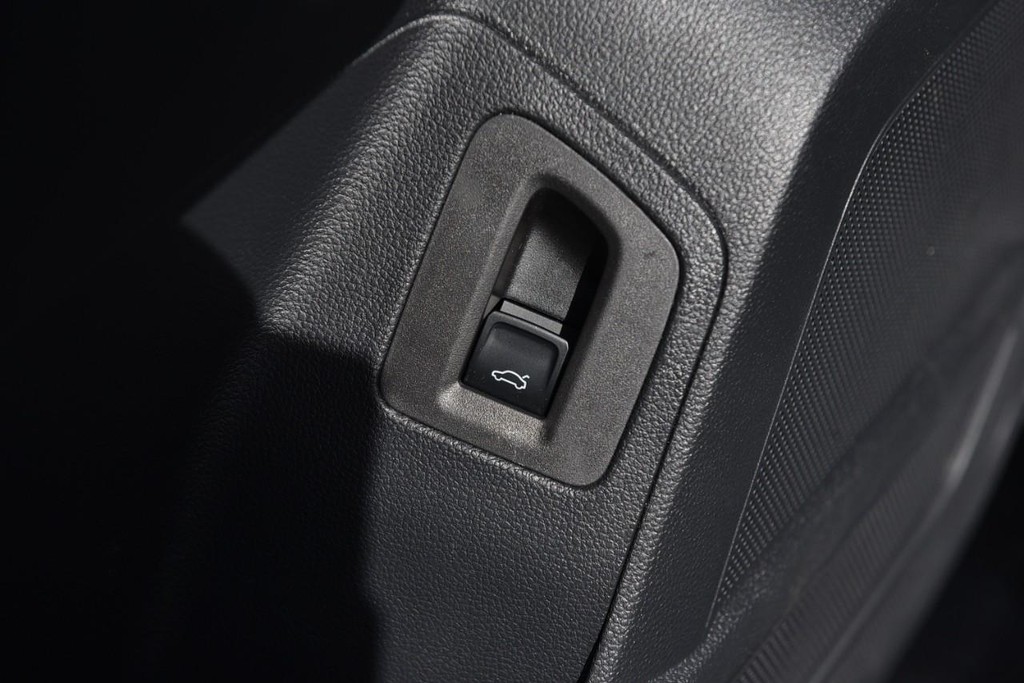 Volkswagen Atlas Cross Sport Vehicle Full-screen Gallery Image 9