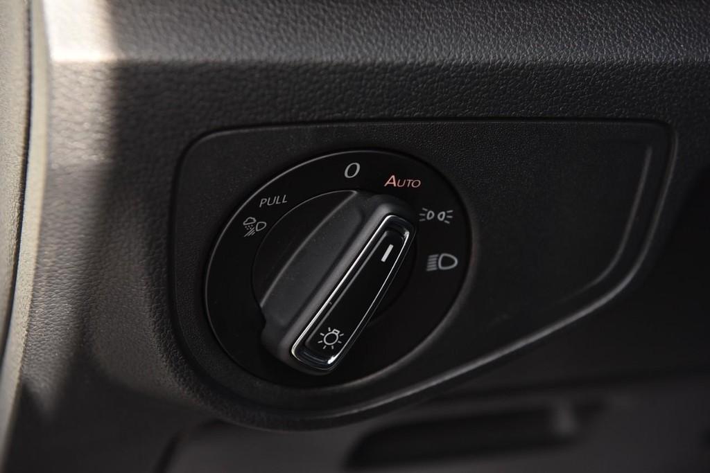 Volkswagen Atlas Cross Sport Vehicle Full-screen Gallery Image 11