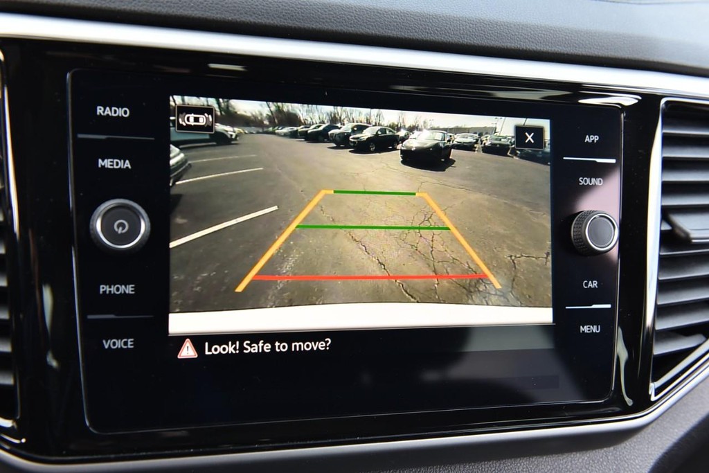 Volkswagen Atlas Cross Sport Vehicle Full-screen Gallery Image 13